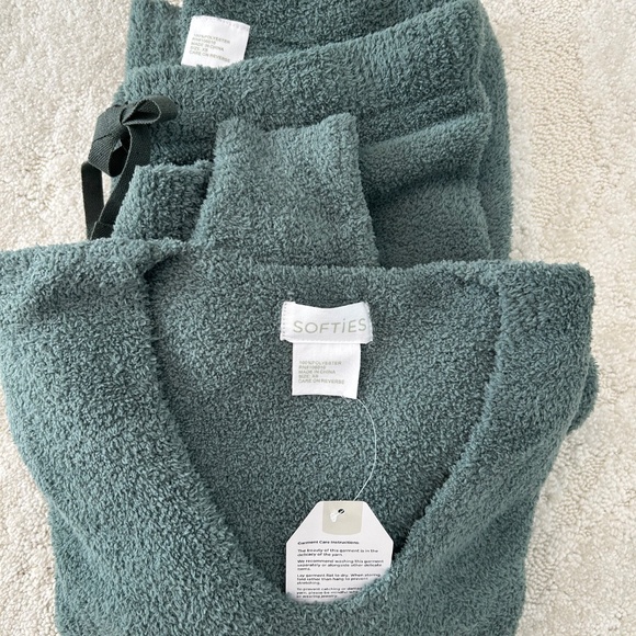 Softies Solid Marshmallow V-Neck Lounge Set - Picture 5 of 6